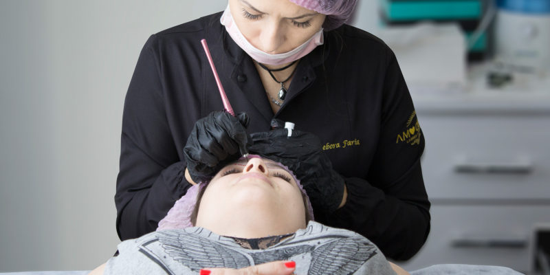 MICROPIGMENTAÇÃO MICROBLADING EM LOIRAS